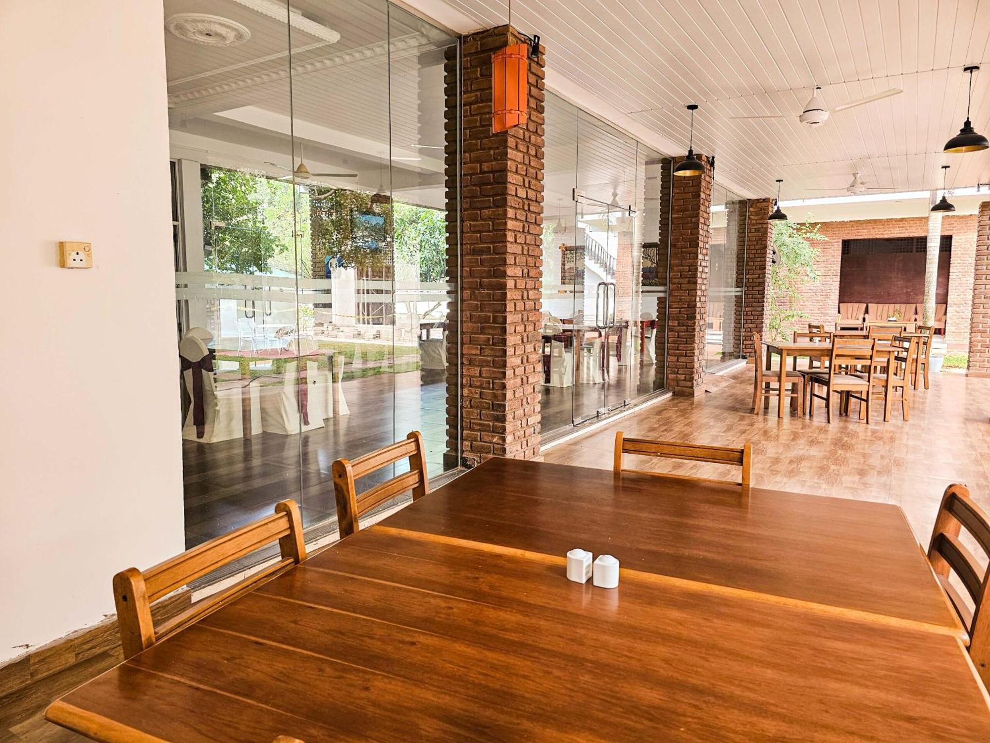 Gamodh Citadel Resort Anuradhapura Exterior foto